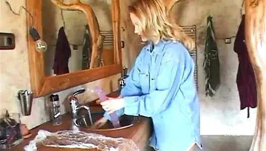 Девушки обожают поедать члены и их трахают в задницу огромные хуи