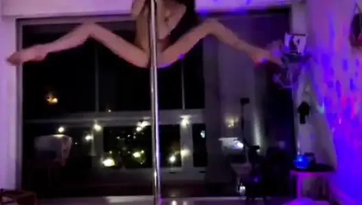 Çıplak topuklu ayakkabılar ve dildo