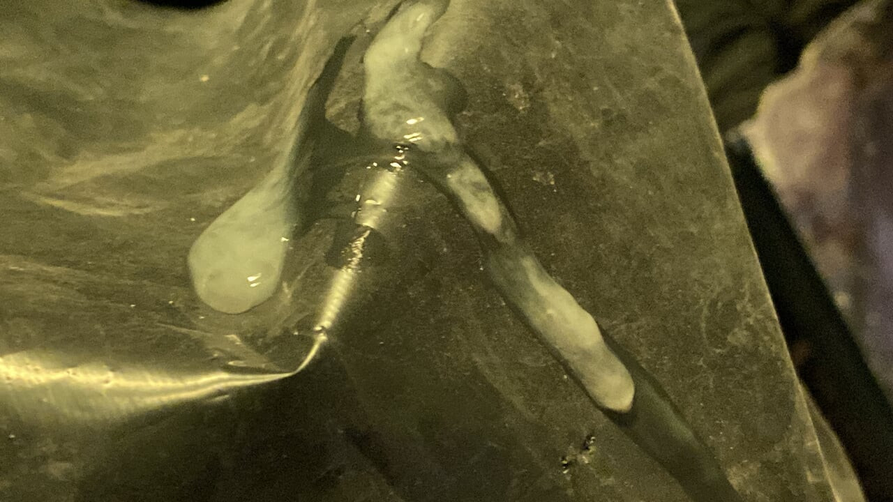 Užarena želja među vrećama ruševina u tišini.