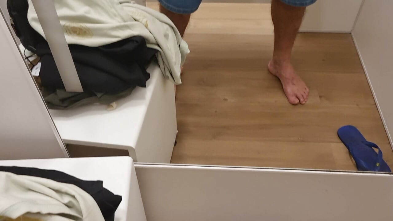 Naturlig krop prøver tøj i berømt butik!