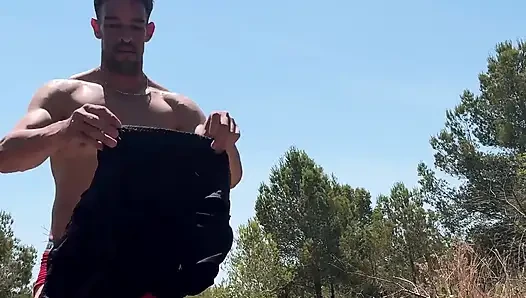 Tamamen çıplak arabalara ve motosikletlere gösteriş yapıyor