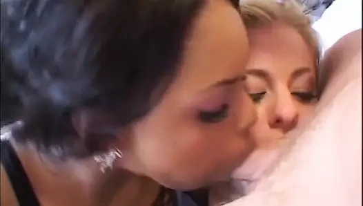 Seks threesome antara cewek kulit hitam dan putih dan 2 cowok kulit putih