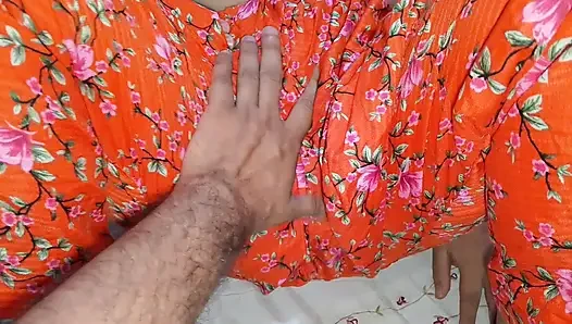 Desi bhabhi ist jeden morgen bereit, deinen schwanz zu bedienen