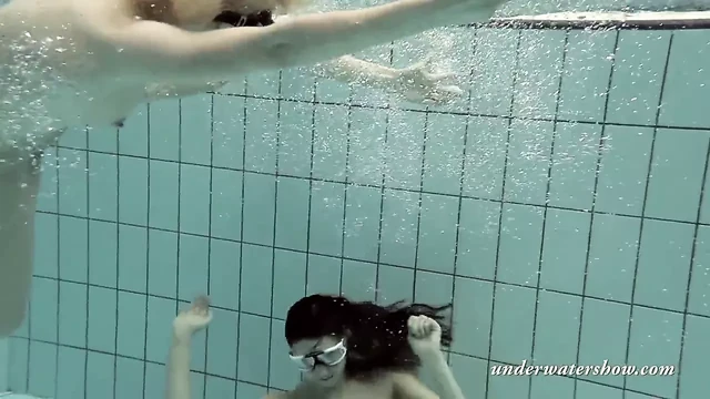 Loris and Okunewa – lesbians swimming underwater