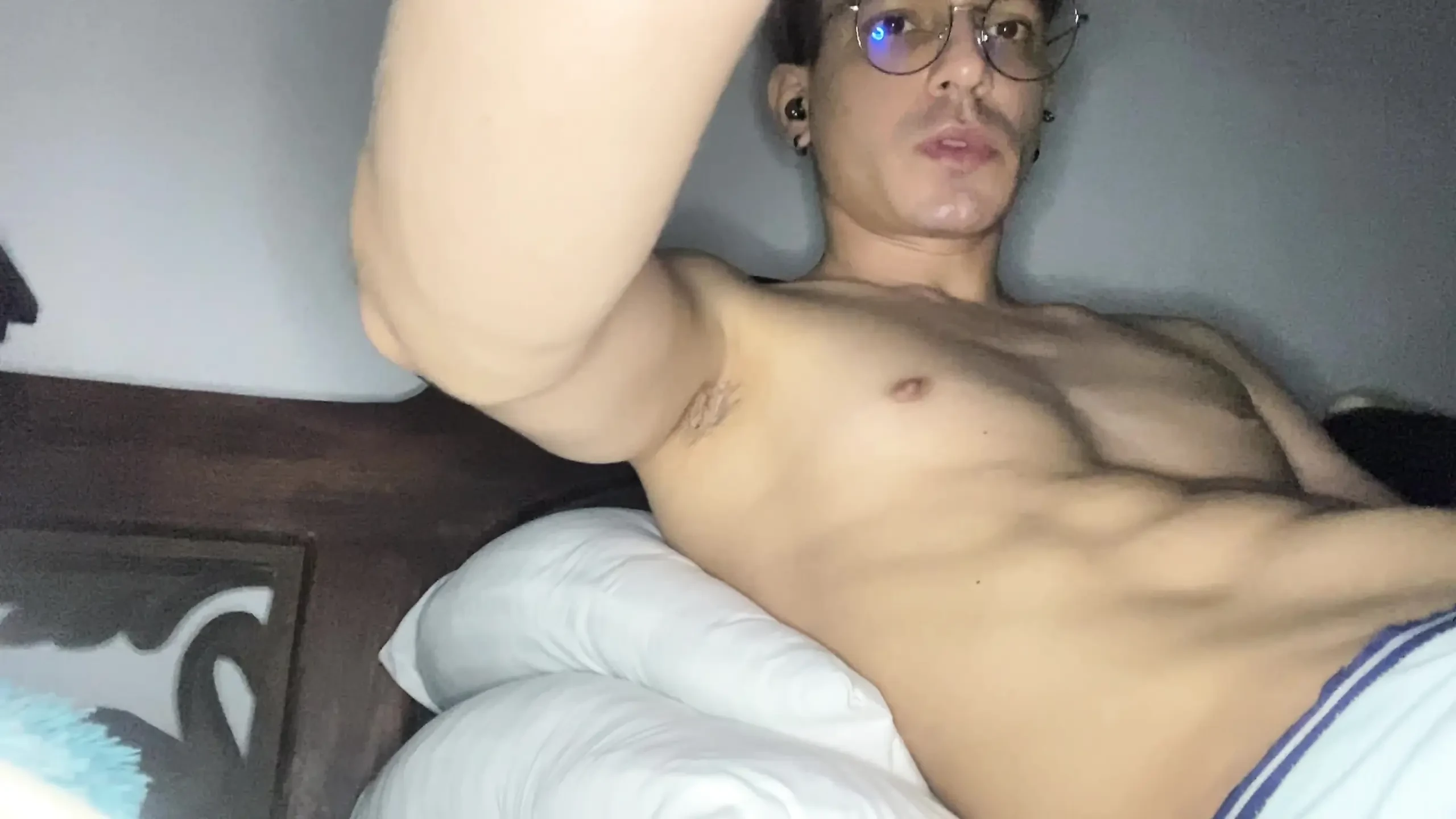 FEMEIE TWINK CARE SE JOACĂ CU PIZDA ȘI VIBRATORUL LUI