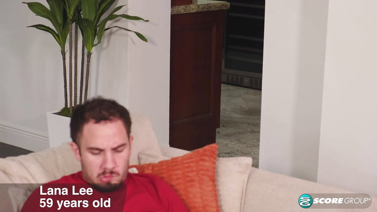 Lana Lee วัย 59 ปีทําเรื่องประหลาดกับเพื่อนลูกชาย