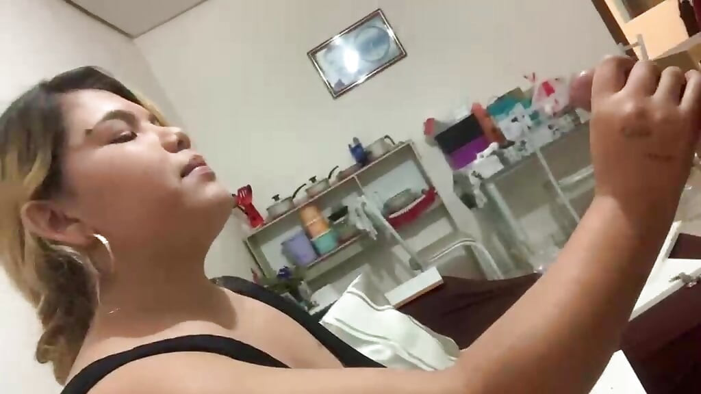 Wife giving blowjob to buddy fitter
