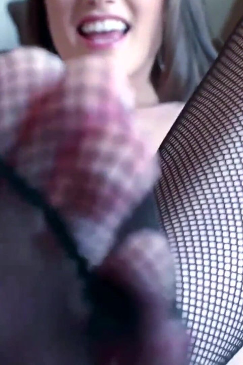 La ninfomane super calda Tori black gioca da sola con il suo vibratore in cucina