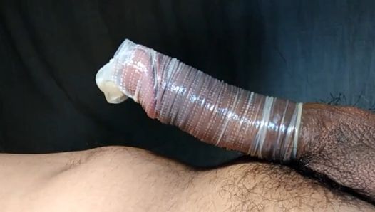 Masturbada sola con un condón