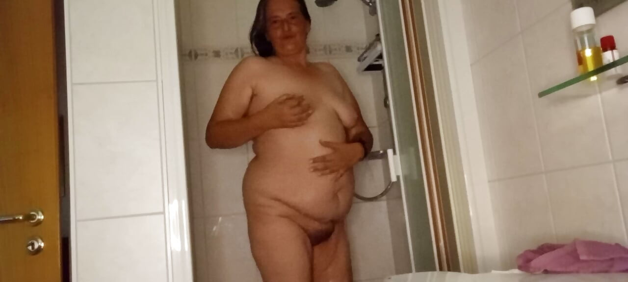 MILF 53 - Provocación en la ducha, abro mi gran culo