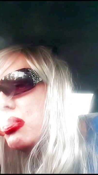 SMOKING VS120 MENTHOLS IN THE BATHROOM - PINK WIG, BLACK GLOVES