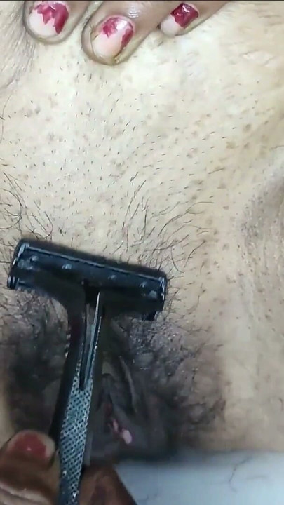 Depilação da buceta desi, depilando o cuzinho de uma gata indiana sexy de vilarejo de camisola | Clipe 1