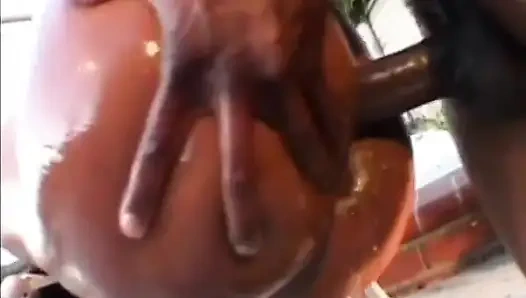 Yağlanmış Fransız zenci açık havada büyük zenci tarafından sikiliyor