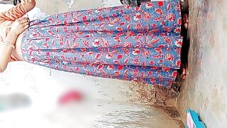 Capturada inocente menina indiana em pé Mijando quando ela toma banho com dedilhado aqui buceta viral vazou MMS
