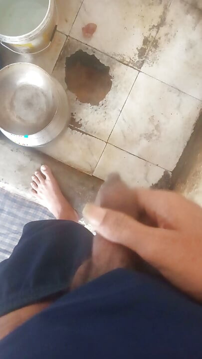 Evde yalnız mastürbasyon yapıyor