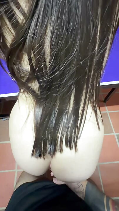 AFTER EVERYONE DECIDED TO GO TO THEIR ROOMS I FUCK MY GIRLFRIEND'S BEST FRIEND