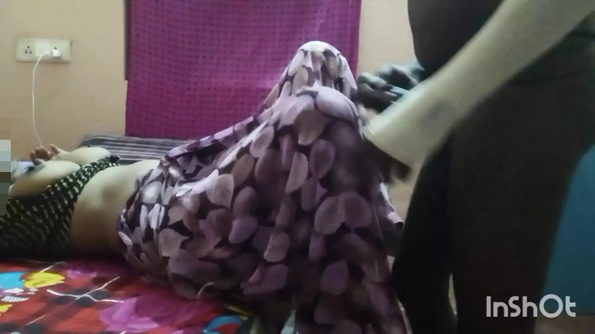 बिस्तर पर लेटे हुए भाभी को बड़े स्तनों से चोदा