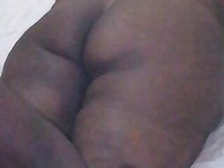 Молодой африканский черный ебарь сосет старую сахарную маму-толстушку в задницу