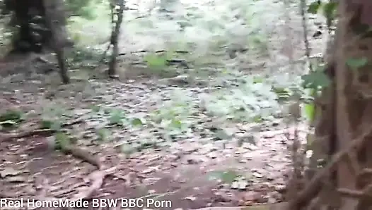 İngiliz iri güzel kadın açık havada domalarak inleyerek orgazm oluyor