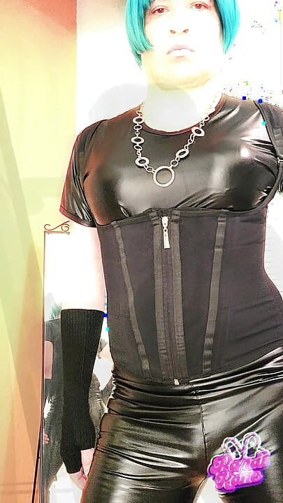 Super sexy Sissy Dziwka Kandi huśta kutasa w swoim czarnym lateksie i butach PMV