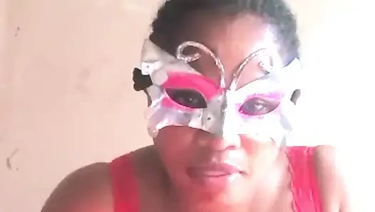 Afrikalı kadın amına dokunuyor