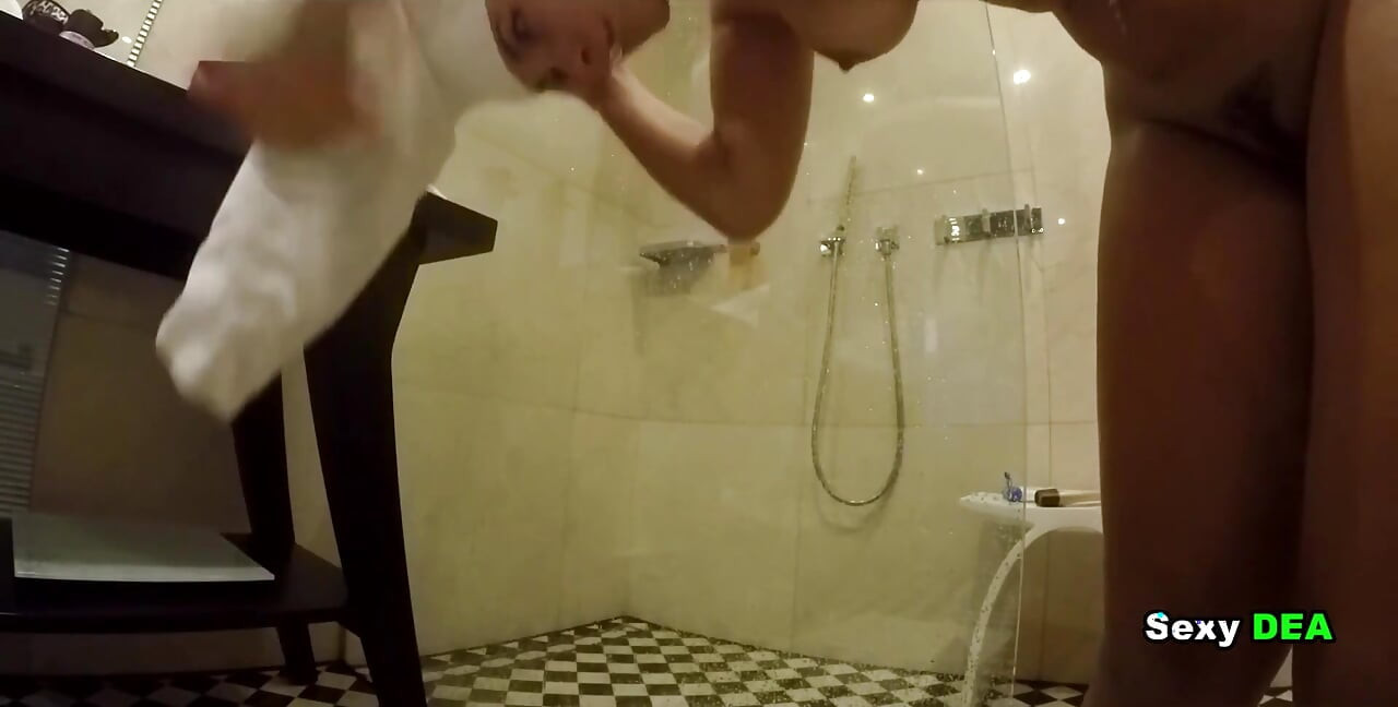 Acción de ducha humeante con diosa sexydea post-apasionadas