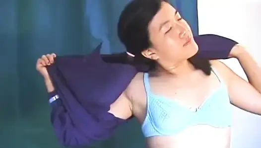 Asiatin zierlich auf dem schwanz in einer college-uniform