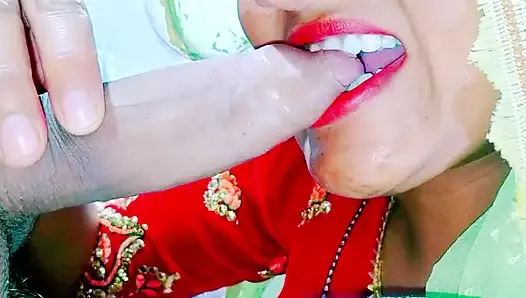 Je mange une bite ! Pipe très sensuelle avec des lèvres rouges ! Une bite se fait mâcher. Son passe-temps est de sucer une bite palpitante. Gros plan détaillé d’une pipe douce