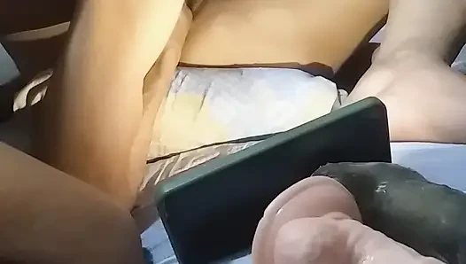 Aku menikmati memakan memeknya yang basah