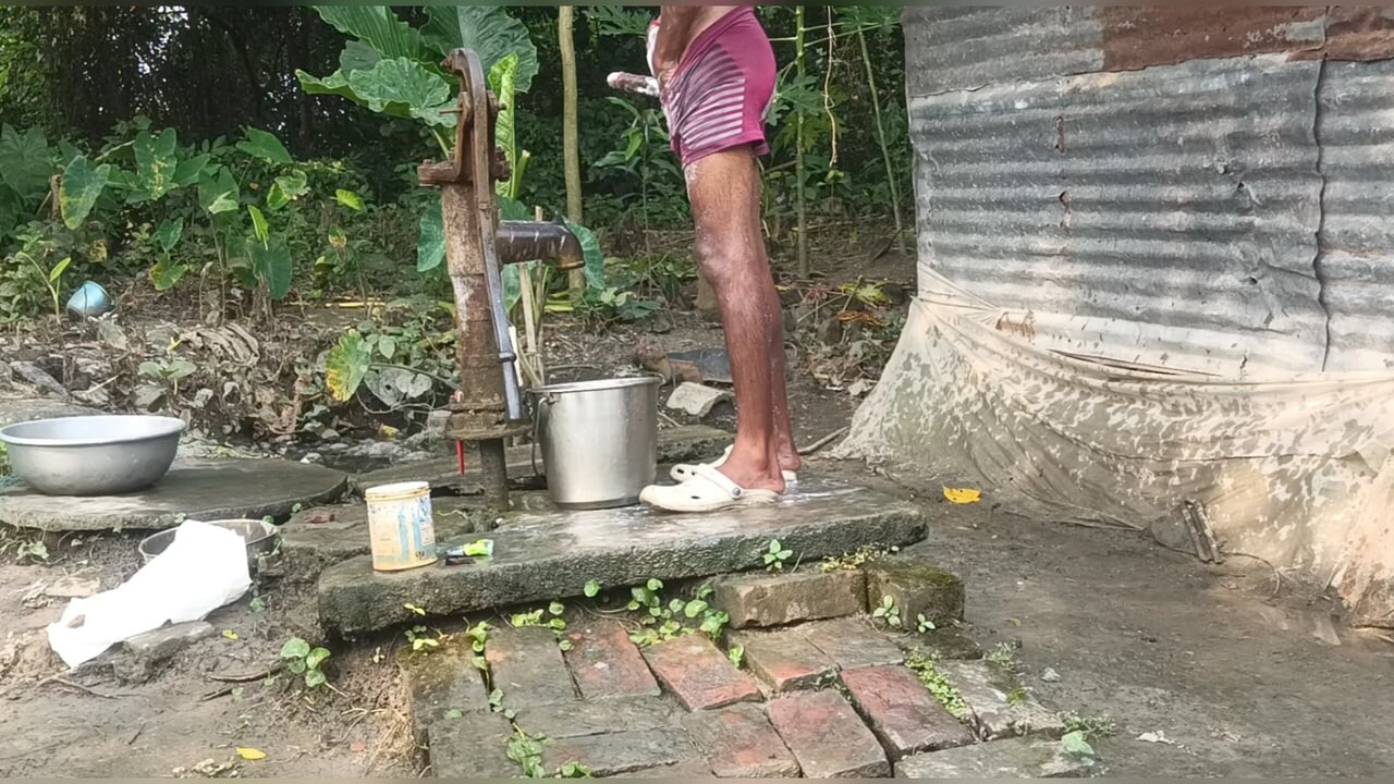 Siyah olgun adam desi tarzında banyo yapıyor. Büyük yarağı gösteriyor.