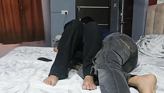 Aku bermain game dia bermain denganku hindi