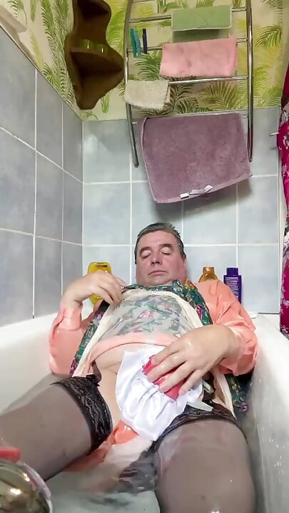 U vintage odjeći sobarice za kupanje potpuno odjevena