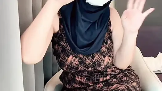 Indonesian woman strokes pussy until peeing