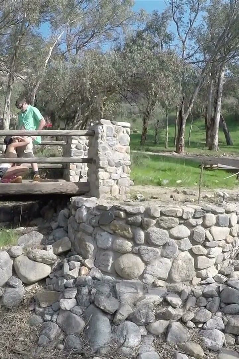 Mofos - yaramaz Jaclyn Taylor ateşli açık havada seks macerasında Gavin'i emiyor ve sikiyor