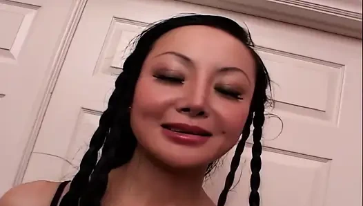 Она берет его в попку и сосет член