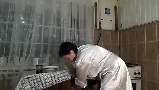Sexy unordentliche hausfrau mit dicken titten! JOI! Titten mit essen bedeckt!