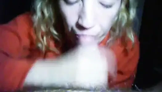 Teen ehefrau gibt blowjob und bekommt cumshot im mund und schluckt