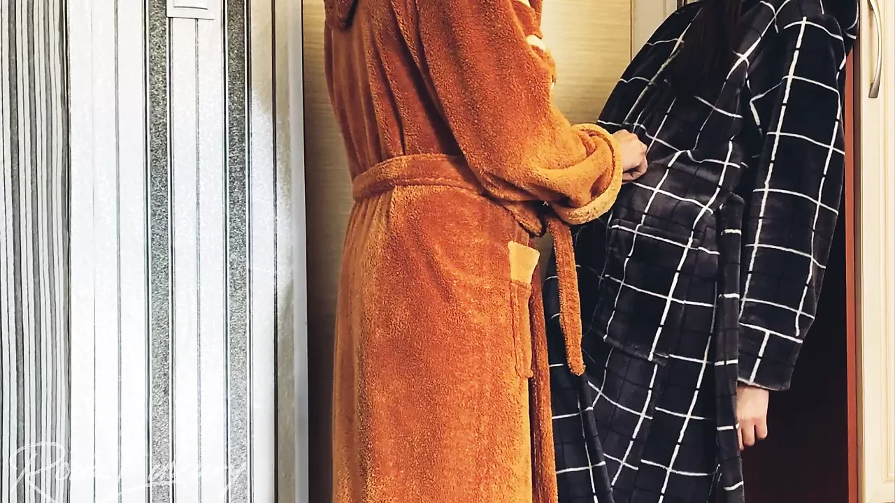 俄罗斯女孩没有脱下她的浴袍就在自己体内插入鸡巴