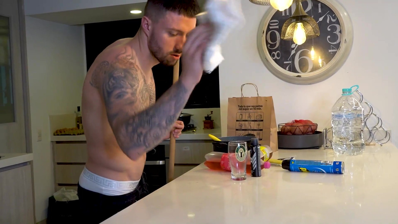 18 岁的哥伦比亚继妹趁父母不在的时候操她姐夫的绿帽奴！Naty delgado和rauls Bud