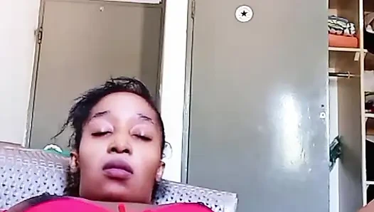 Beni pencereden izliyor