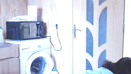 Nggak ada orang di rumah, jadi aku masturbasi pakai sosis