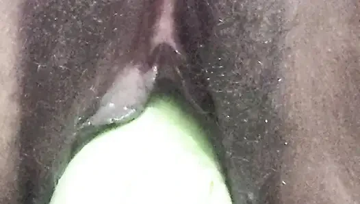 Pooja masukin tangannya ke dalam memek istri dan masukin memeknya.