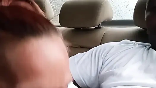 Уличная проститутка делает минет в машине. Сперма в гору