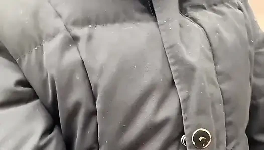 Cewek seksi ini lagi asik kencing di hutan!