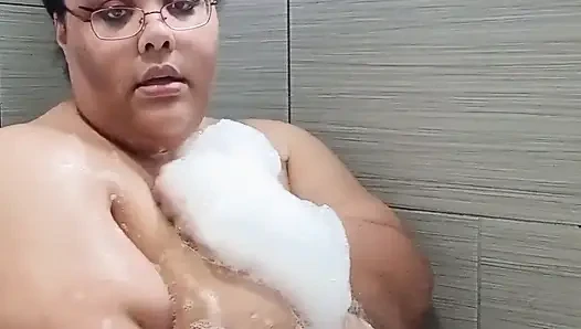 Принимая хорошую и расслабляющуюся круглую ванну!
