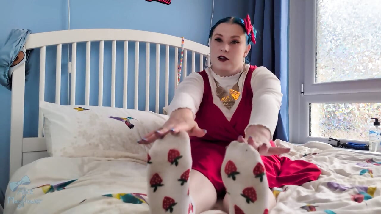 Поклонение ступням в красном платье - девушка-соло