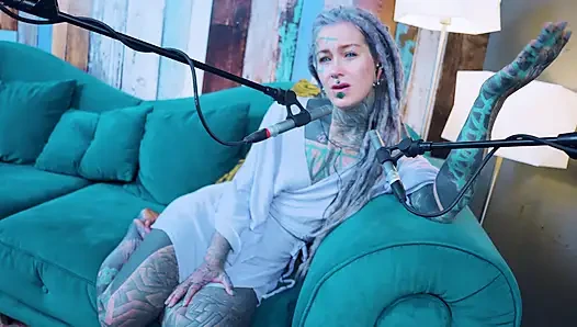 L - aşk hakkında konuşuyorum - asmr podcast sfw konuşuyor gotik sıska kız dreadlocks dövmeli model dövmeli kız