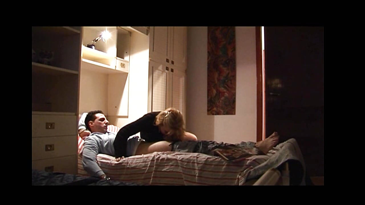 Người mẹ Ý với âm hộ đầy lông và đôi tất gợi cảm quyến rũ con trai riêng của cô ấy