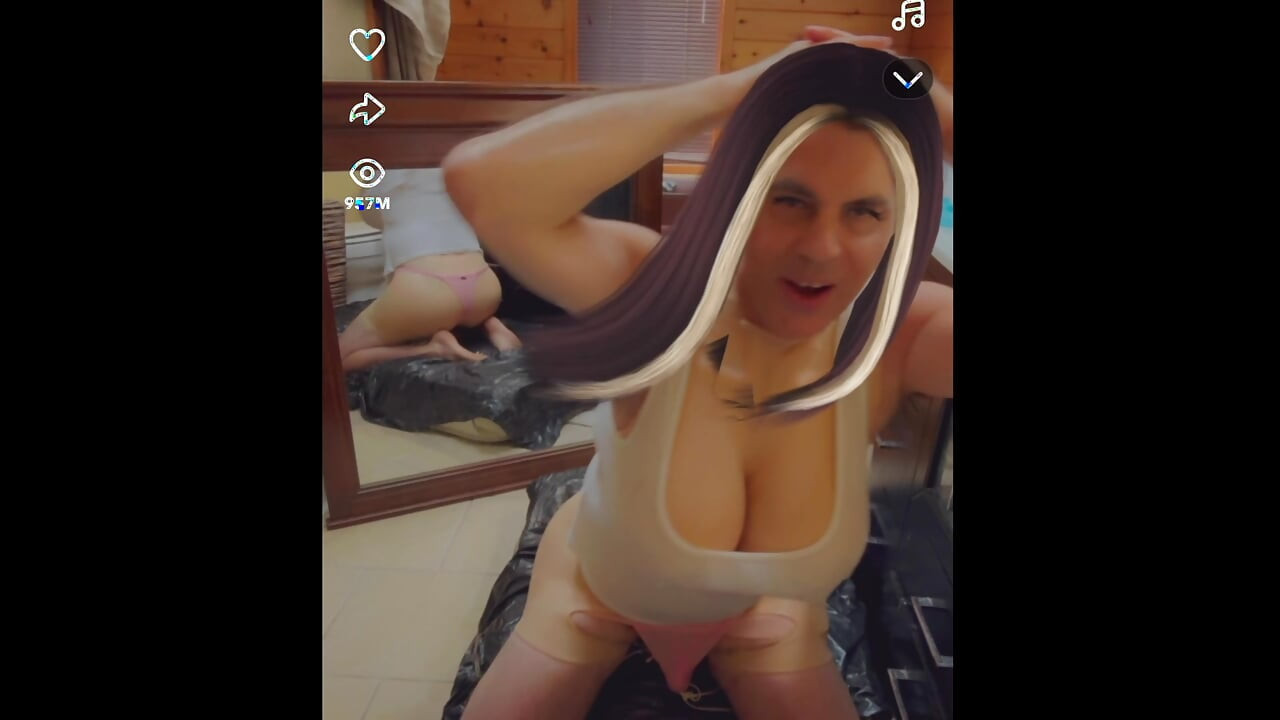 Las bragas playboy reciben una gran carga de la sexy transgénero.