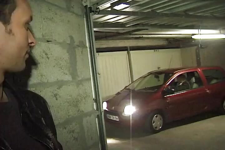 הזונה הצרפתייה הזו קיבלה זיון אנאלי בחוץ בחניה